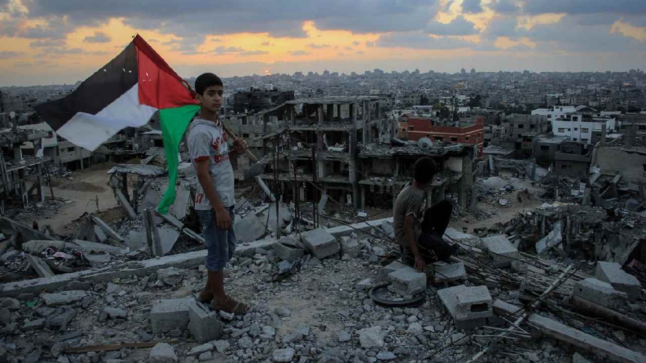 Anak-anak Palestina di tengah reruntuhan bangunan akibat serangan Israel di wilayah mereka. Foto: Al Jazeera
