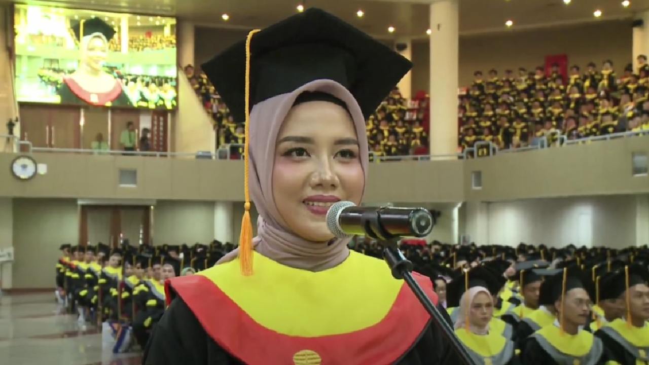 Alumni terbaik Universitas Terbuka Kendari, Ragil Rahmi Lestari saat diwisuda di UT Pusat. Foto: Ist.