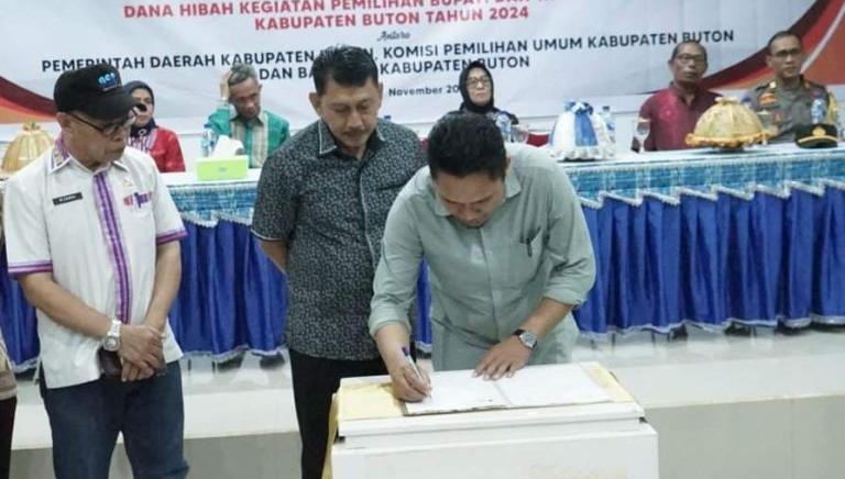 Ketua Bawaslu Buton, Maman, saat menandatangani NPHD, antara Pemda, KPU dan Bawaslu, di Aula Bupati Buton. Foto: Ist.