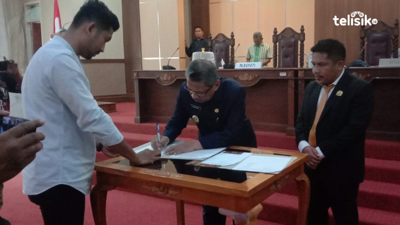 Plt Bupati Muna, Bachrun Labuta bersama Ketua DPRD, Irwan menandatangani persetujuan APBD 2024. Foto: Sunaryo/Telisik