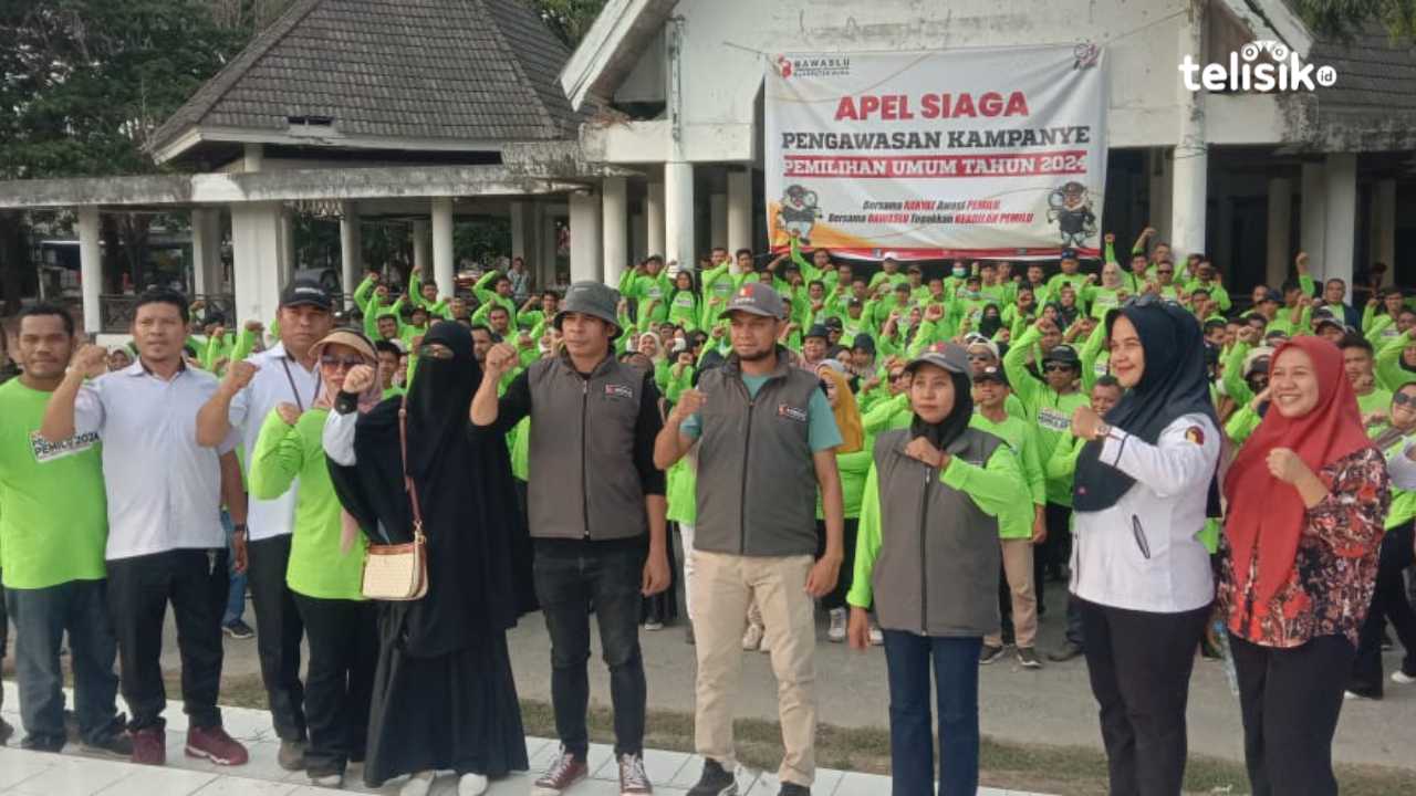 Ketua Bawaslu Muna, Al Abzal Naim bersama dua komisioner, Munarti, Mustar dan Pawascam. Foto: Sunaryo/Telisik