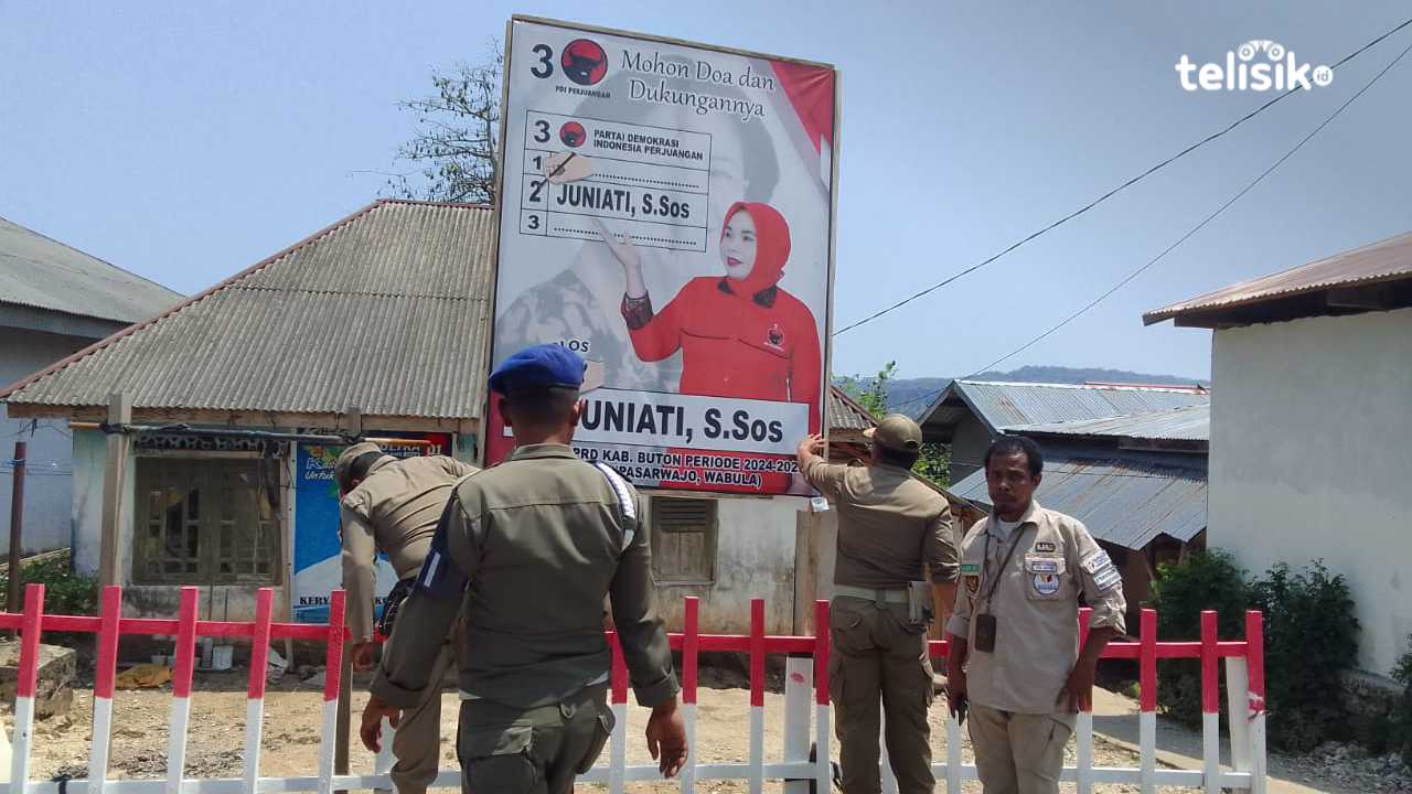 Satpol PP saat mengamankan APK di wilayah Kecamatan Pasarwajo, Kabupaten Buton. Foto: Febriyani/Telisik