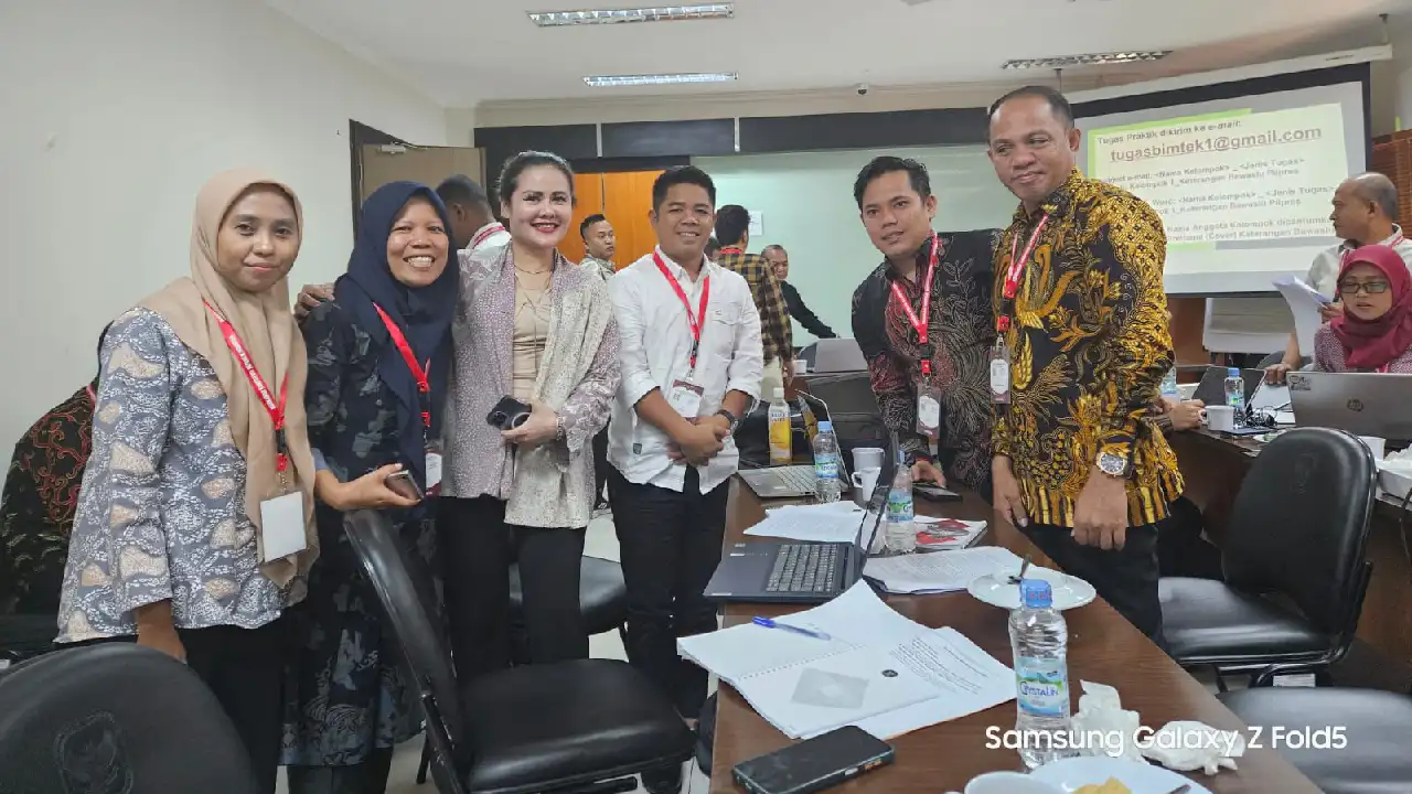 Kordiv Pencegahan, Hukum, Partisipasi Masyarakat dan Humas Bawaslu Muna, Munarti, meminta Pol PP tertibkan APK. Foto: Ist.
