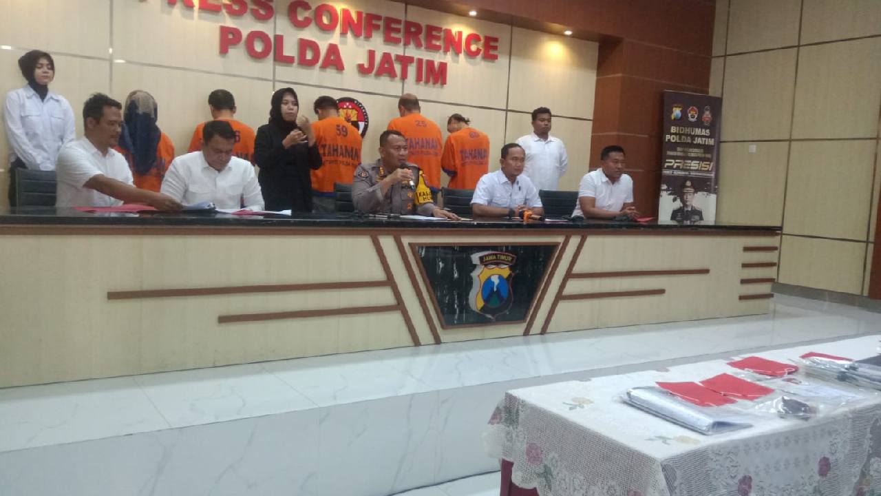 Komplotan pemalsu surat berharga diamankan Ditkrimsus Polda Jawa Timur di Kota Batu, di mana dalam pengungkapan tersebut diamankan 5 tersangka dan beroperasi sejak tahun 2016. Foto: Ist.