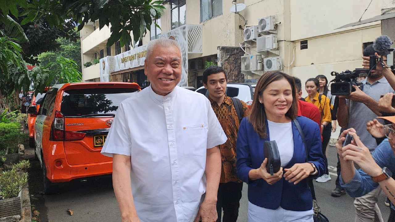 Tirta Juwana Darmadji alias Alex Tirta (kiri) didampingi pengacara mendatangi Polda Metro Jaya untuk menjalani pemeriksaan, Jumat (3/11/2023). Foto: Repro Antara