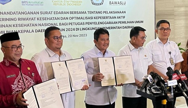 Kepala Staf Kepresidenan, Moeldoko (ketiga kiri), didampingi Ketua Bawaslu RI, Rahmat Bagja (kedua kiri), dan Direktur Utama BPJS Kesehatan, Ali Ghufron (keempat kiri), mengumumkan Surat Edaran Bersama tentang layanan skrining riwayat kesehatan bagi  peny
