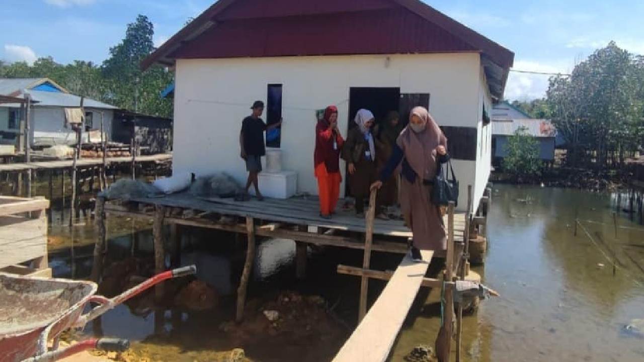 Petugas Lini Lapangan BKKBN Sulawesi Tenggara melakukan pemutakhiran penataan keluarga. Foto: Facebook BKKBN Sultra