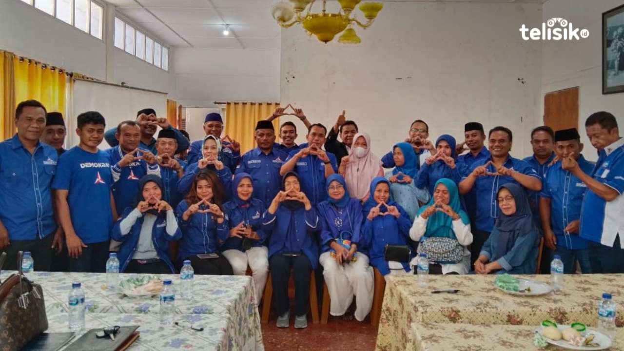 Ketua DPC Demokrat Muna, Awal Jaya Bolombo bersama seluruh caleg. Foto: Sunaryo/Telisik