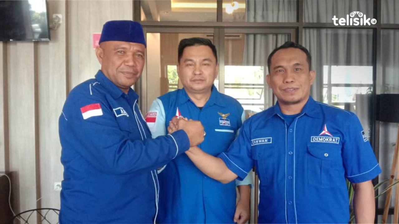 Ketua DPD Demokrat Sulawesi Tenggara, Muhamad Endang bersama balon Bupati Muna, Awal Jaya Bolombo dan Cahwan. Foto: Sunaryo/Telisik