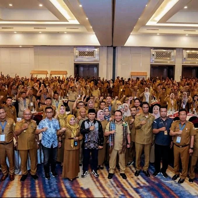 Pj Gubernur Sulawesi Tenggara, Kepala Dinas Pendidikan dan Kebudayaan Sulawesi Tenggara bersama seluruh kepala sekolah se-Sulawesi Tenggara gelar deklarasi Pemilu Damai 2024. Foto: Ist.