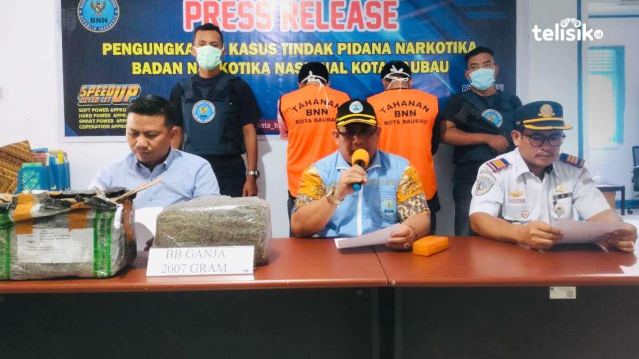 Dua pengedar narkoba ZM (30) dan RSF (23) diamankan di BNN Kota Baubau. Foto: Elfinasari/Telisik