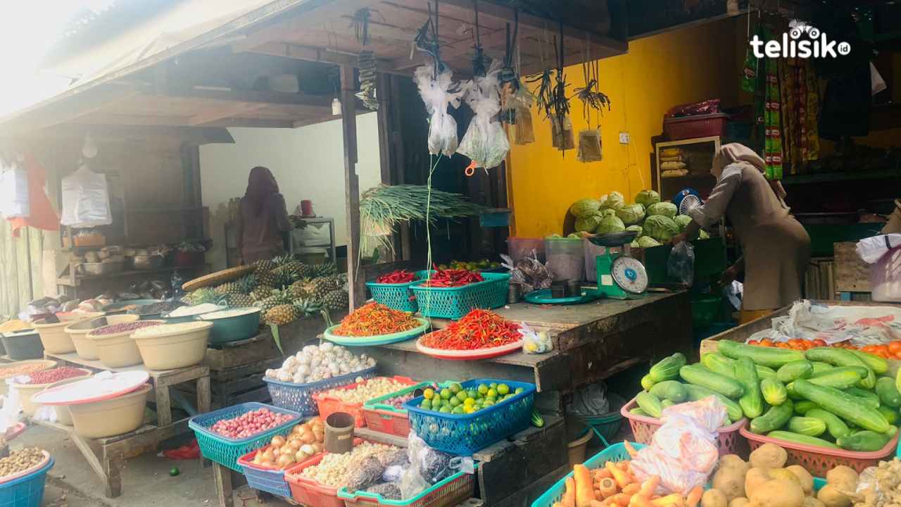 Sejumlah harga pangan termasuk cabai di dua pasar berbeda yaitu pasar Wameo dan Karya Nugraha mengalami lonjakan yang signifikan. Foto: Elfinasari/Telisik