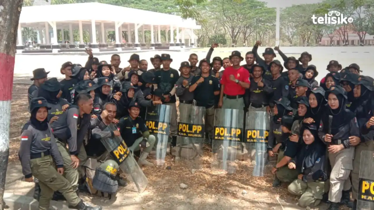 Kasat Pol PP Muna, Ali Fakara Hara bersama anggotannya. Foto: Sunaryo/Telisik