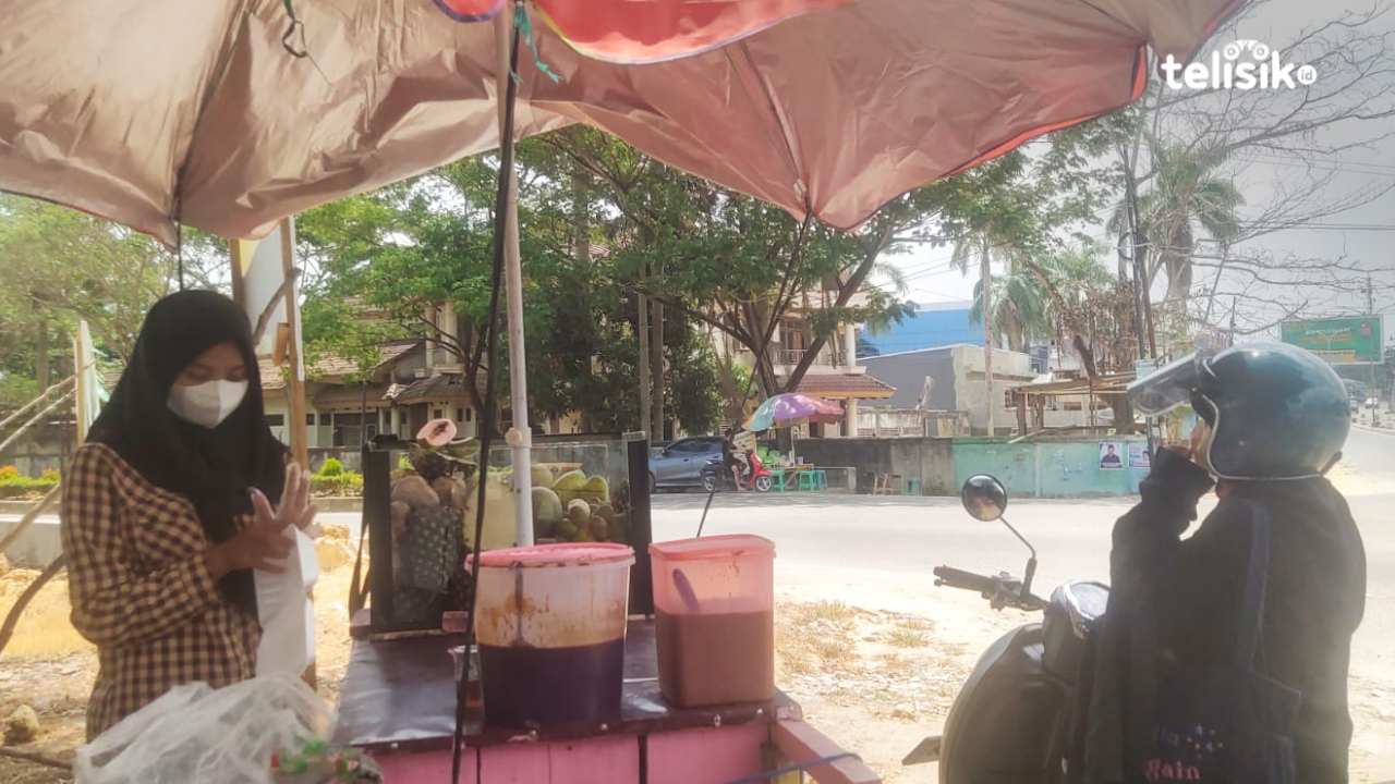 Ifah (20) penjual rujak, sedang melayani pembeli dengan ramah. Foto: Erni Yanti/Telisik