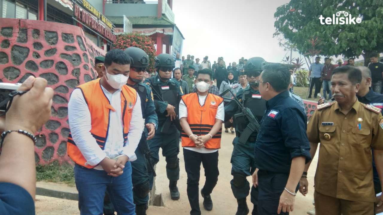 Dua tersangka kasus dugaan penambangan ilegal di Desa Oko-Oko, Kecamatan Pomalaa, Kabupaten Kolaka. Foto: Kardin/Telisik