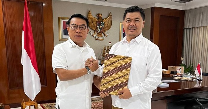 Juri Ardiantoro (kanan), mantan Ketua KPU RI dan Deputi di Kantor Staf Presiden, bergabung ke Tim Kampanye Nasional (TKN) Prabowo-Gibran. Foto: Ist.