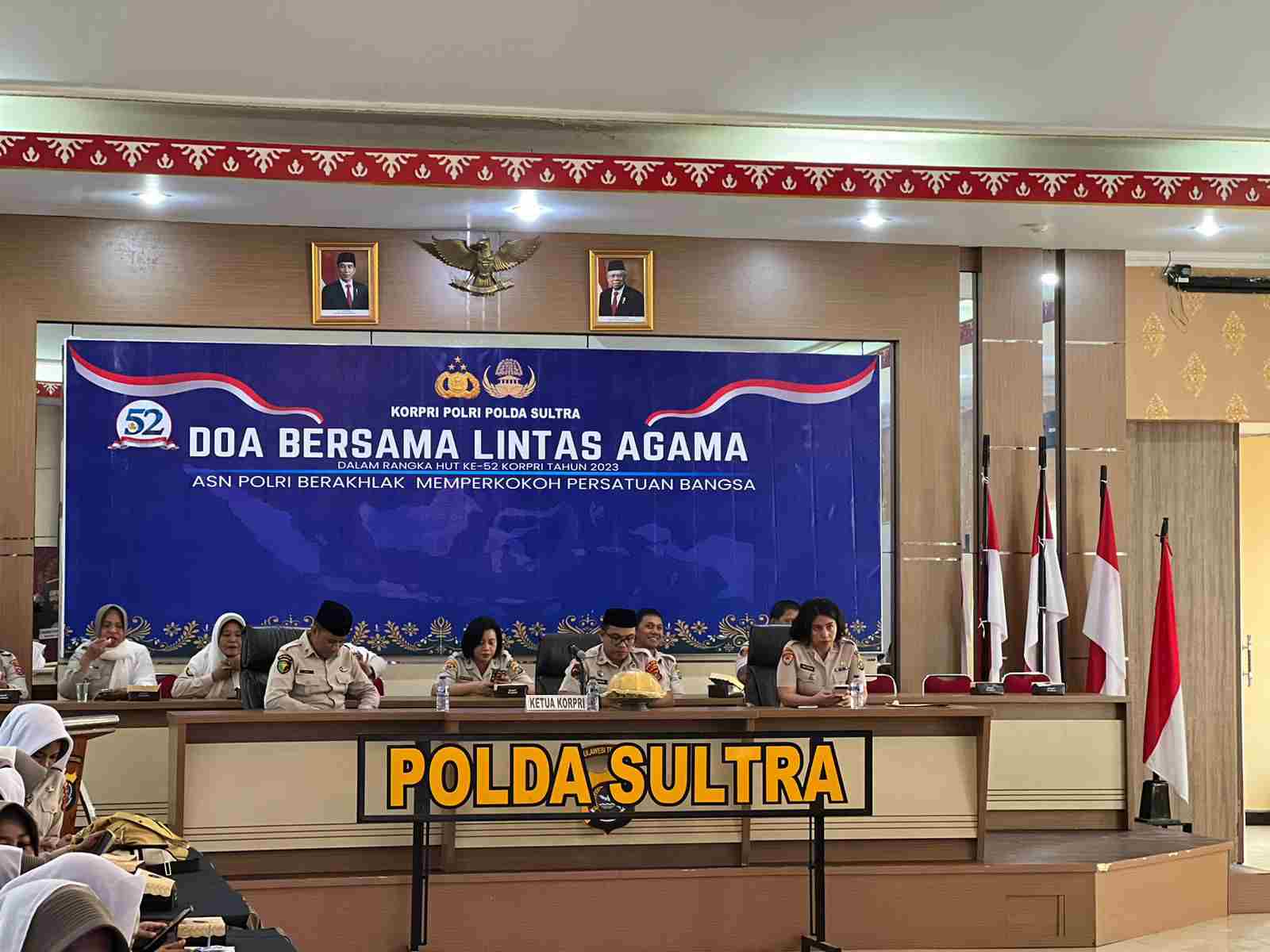 Doa bersama dipimpin oleh Ketua Korpri Polda Sulawesi Tenggara, Pembina Subhan, yang mengumpulkan PNS Polri dari berbagai latar belakang agama. Foto: Ist.