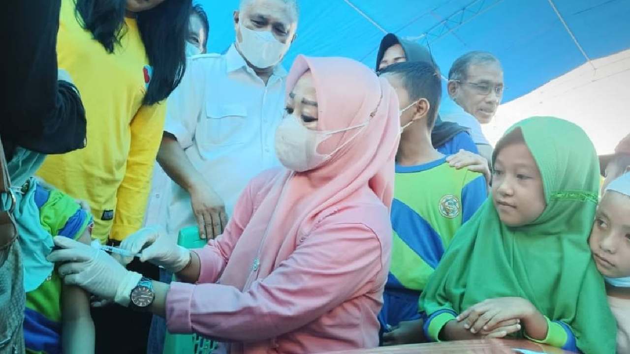 Pemerintah melalui Dinas Kesehatan menggenjot pelaksanaan pemberian suntikan imunisasi kepada anak. Foto: Telisik
