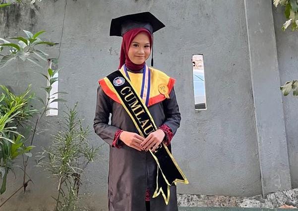 Inan Fauziyah jadi wisudawan terbaik UHO Kendari dengan nilai IPK 3,96 dan lama studi 3 tahun 2 bulan, dari Program Studi Ilmu Politik, FISIP. Foto: Ist.