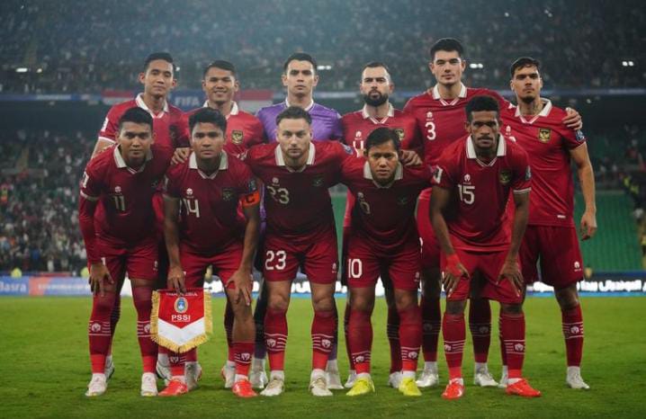Para pemain timnas Indonesia berpose jelang laga Indonesia vs Irak pada Grup F Kualifikasi Piala Dunia 2026 Zona Asia di Stadion Internasional Basra, Kamis (16/11/2023) malam WIB. Foto: Kompas.com