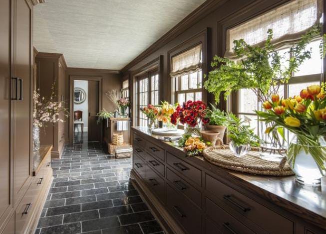 Salah satu tren dapur tahun 2024 yaitu adanya pergeseran dari lampu gantung yang mencolok menjadi pencahayaan di bawah kabinet yang menambah fungsionalitas dan sentuhan cahaya.  Foto: Repro Elledecor.com