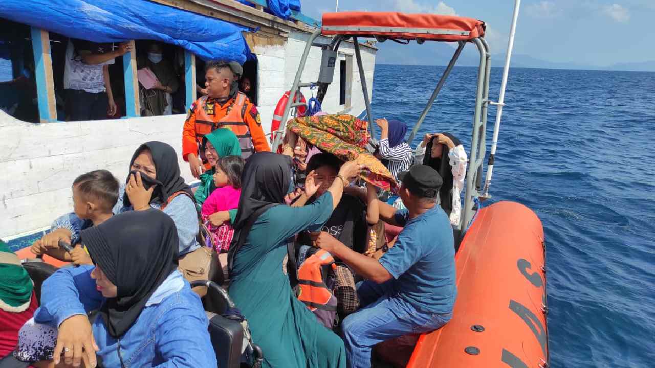 Kapal penumpang KM Aditya Jaya mati mesin di perairan Tanjung Tiram, Sambuli, sebanyak 73 penumpang berhasil dievakuasi. Foto: Ist.