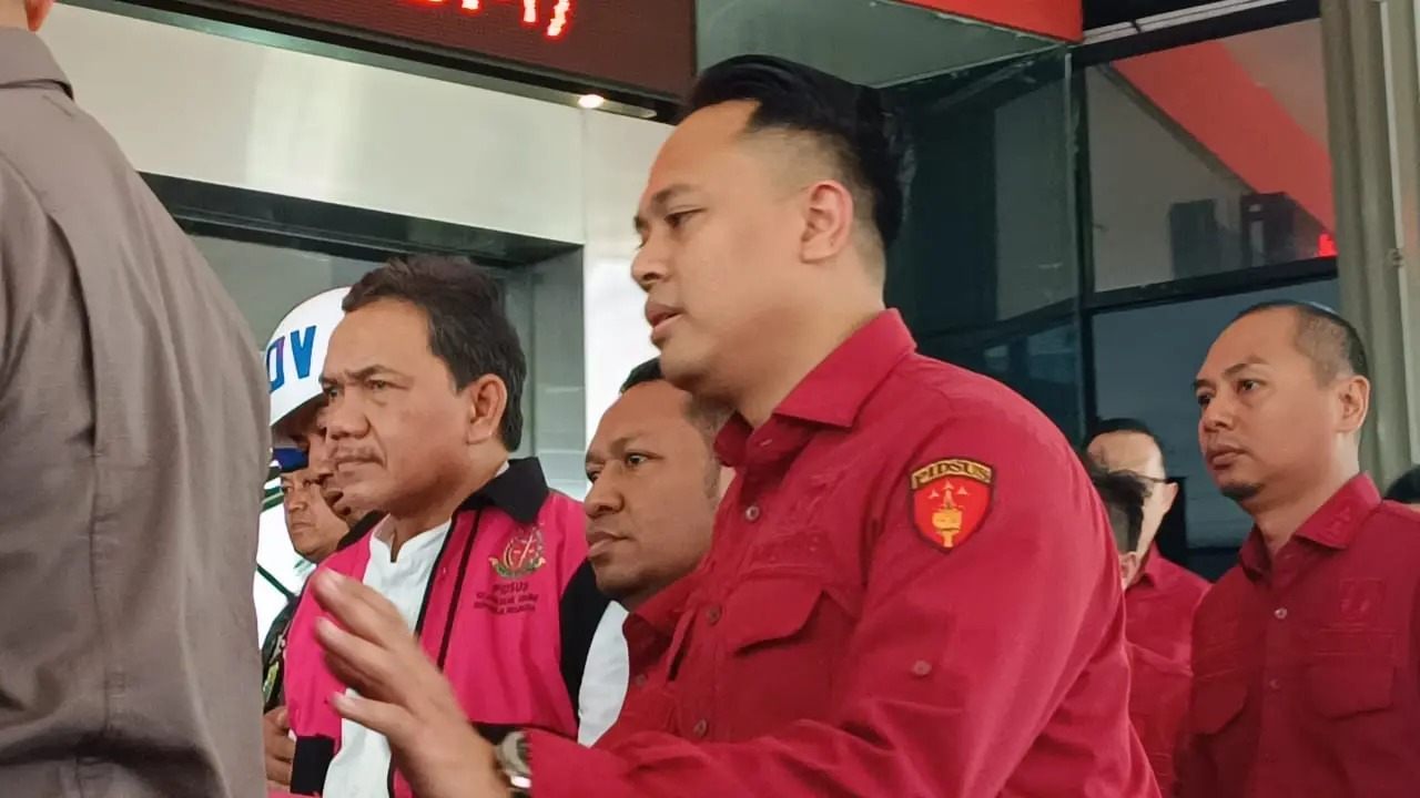 Anggota BPK RI, Achsanul Qosasi (rompi merah muda), saat dibawa menuju tahanan oleh penyidik Kejagung RI, Jumat (3/11/2023). Foto: Ist.