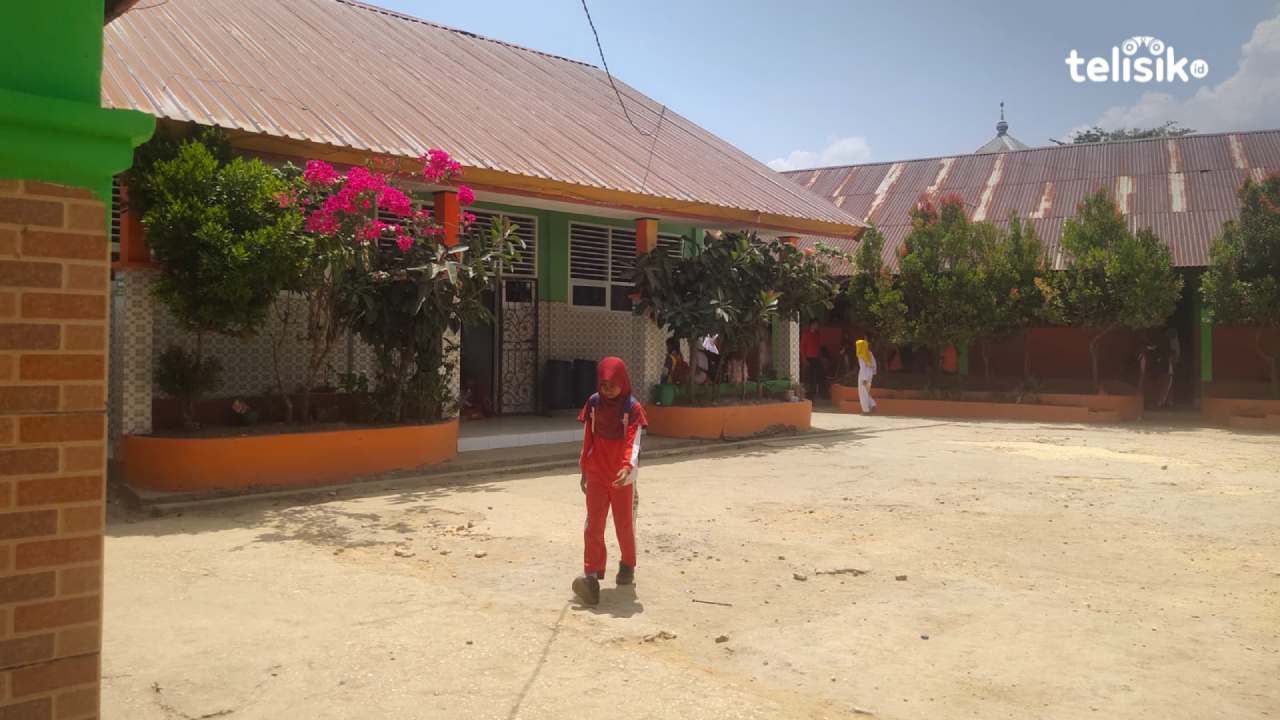 Guru SDN 38 Kendari, yang terletak di Jl. Bunga Kolosua Kota Kendari, melakukan proses jual beli di dalam ruang kelas. Foto: Erni Yanti/Telisik