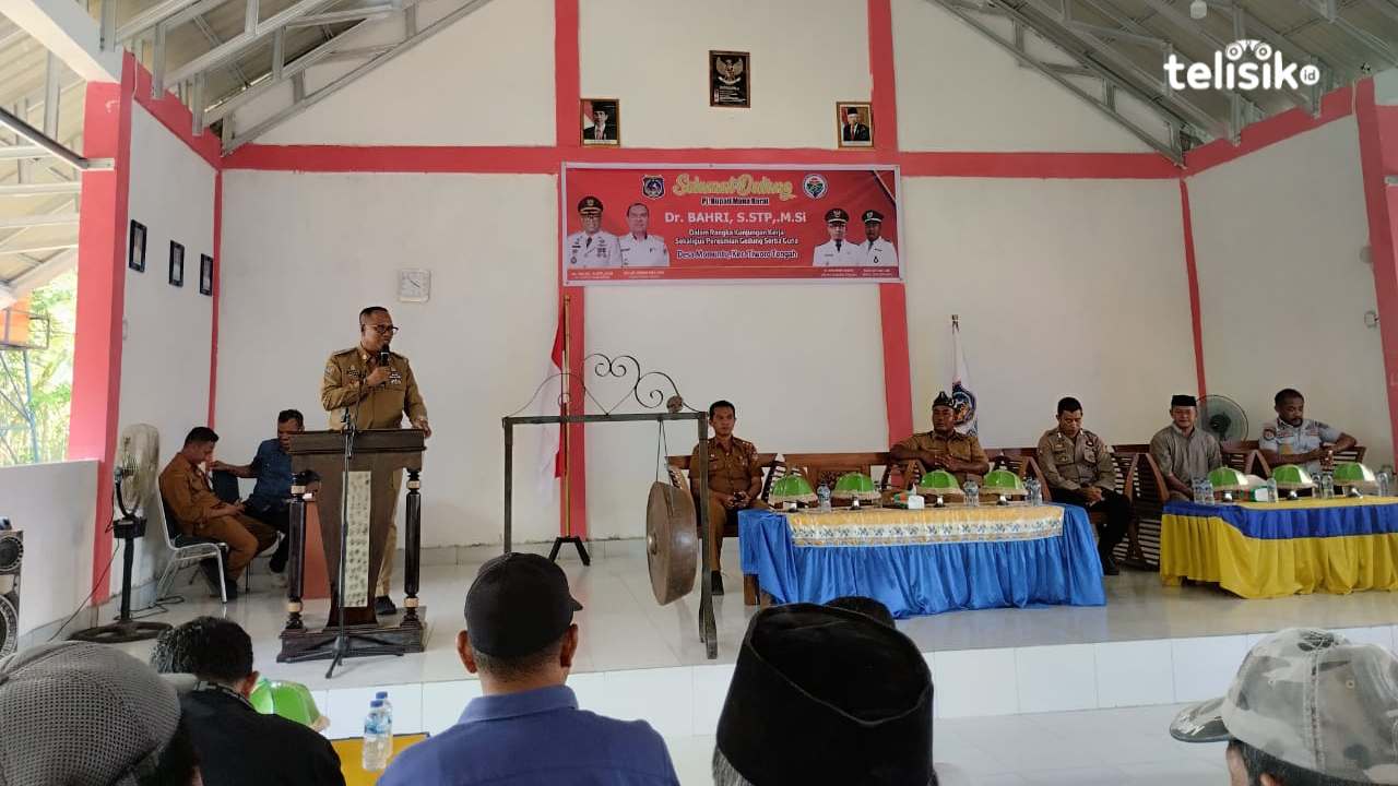 Kunjungan Pj Bupati Muna Barat, Bahri ke Desa Momuntu untuk menjawab keluhan masyarakat. Foto: Putri Wulandari/Telisik