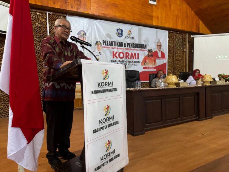 Lukman Abunawas saat menyampaikan sambutaannya saat pengukuhan KORMI Kabupaten Wakatobi. Foto: Ist.