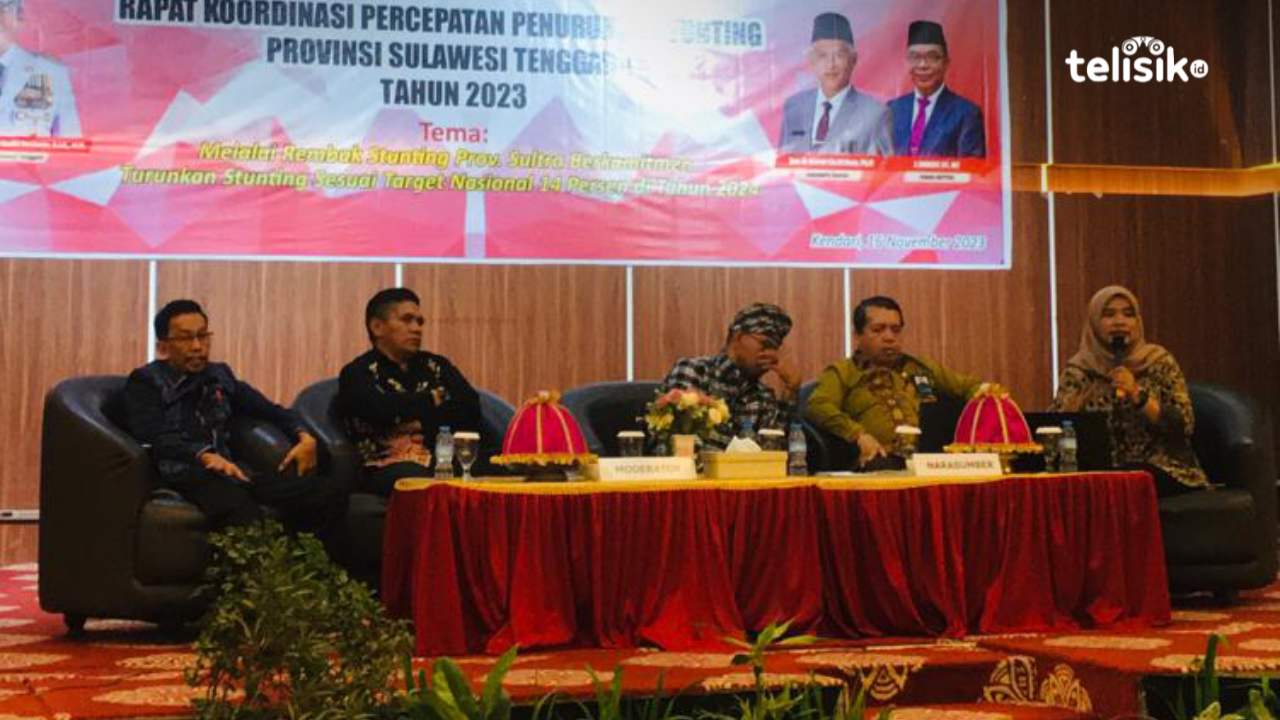 Kepala BKKBN Sulawesi Tenggara, Asmar saat menjadi pemateri di rapat koordinasi percepatan penurunan stunting. Foto: Ahmad Badaruddin/Telisik