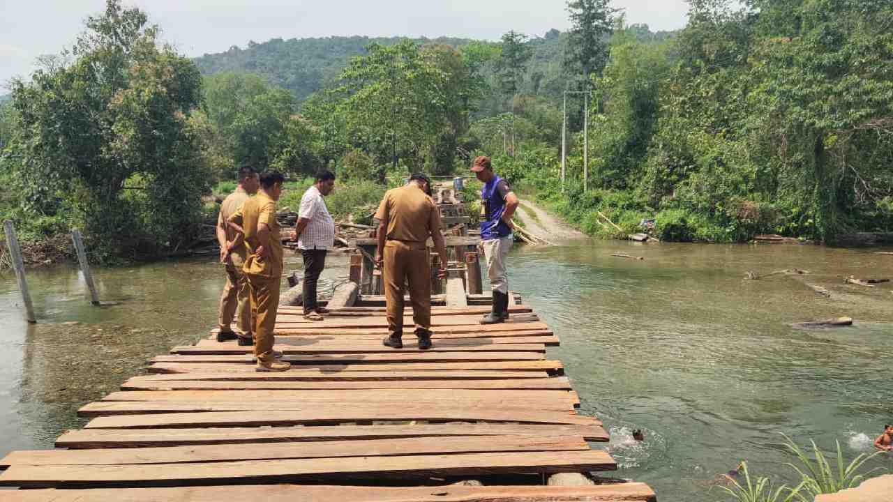 Camat Ueesi saat melakukan peninjauan pembangunan jembatan di Desa Alaaha. Foto: Ist.