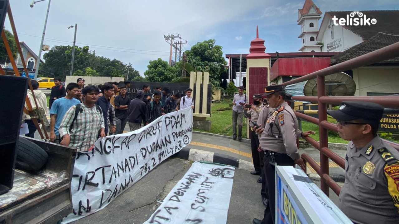 Massa ketika mendesak kepolisian untuk mengusut dugaan korupsi di PDAM Tirtanadi yang sedang ditangani oleh Tipikor Ditreskrimsus Polda Sumatera Utara. Foto: Reza Fahlefy/Telisik