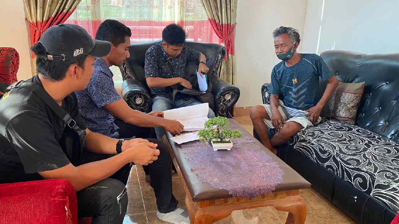 Mantan Pj Kades Rompu-Rompu saat ditangkap di kediamannya, atas dugaan kasus korupsi dana desa. Foto: Ist.
