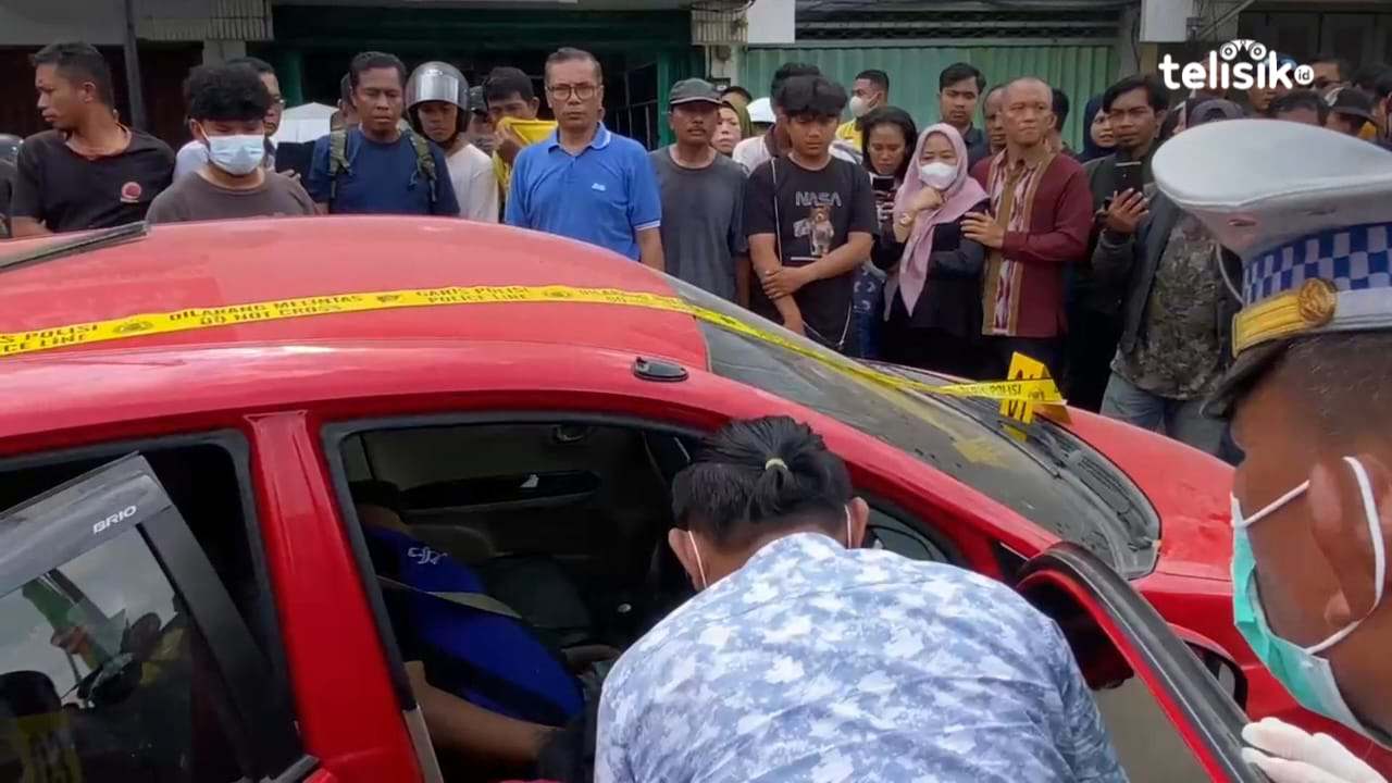 Kondisi pintu mobil terkunci, sehingga dibobol oleh petugas saat korban dievakuasi. Foto: Erni Yanti/Telisik