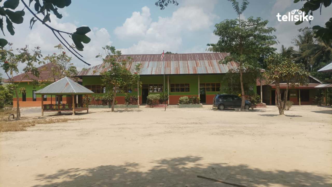 Gedung sekolah MI Fikrul Mustanir, Konawe Selatan, yang minim fasilitas. Foto: Evy Septiana Warsito/ telisik