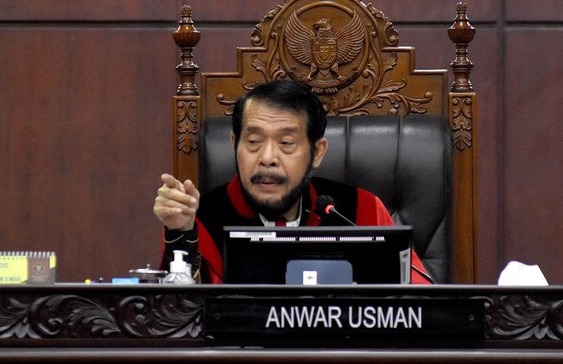 Ketua Mahkamah Konstitusi (MK), Anwar Usman, yang juga adik ipar Presiden Jokowi, diberhentikan dari jabatan ketua dan tetap sebagai anggota dalam Sidang Etik Majelis Kehormatan MK di Jakarta, Selasa (7/11/2023) petang. Foto: Repro Antara