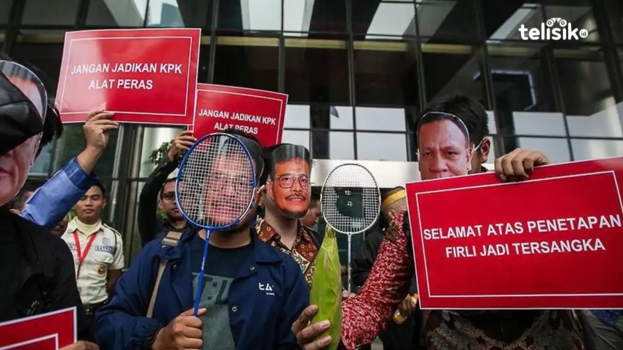 Beragam poster 'Selamat Atas Penetapan Firli Jadi Tersangka' kasus dugaan pemerasan terhadap mantan Menteri Pertanian, Syahrul Yasin Limpo, di Gedung KPK, Jakarta, Kamis (23/11/2023). Foto: Mustaqim/Telisik