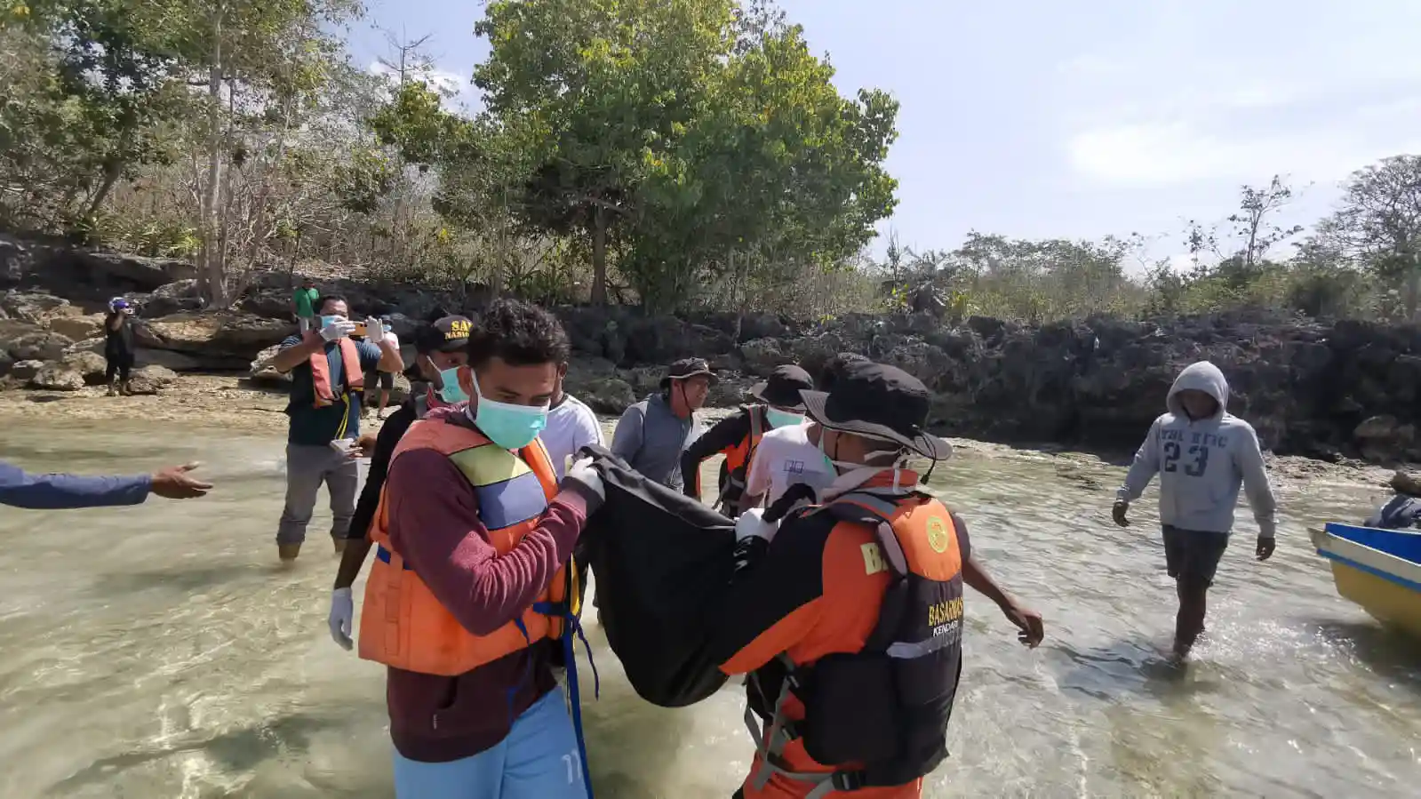 Jenazah nelayan yang hilang di perairan Tolandona, saat dilakukan evakuasi. Foto: Ist.