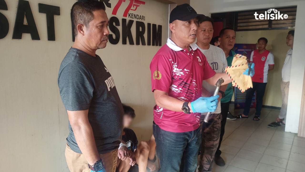 Kapolresta Kendari, Kombes Pol Muh Eka Fathurrahaman, saat memperlihatkan barang bukti yang dipakai oleh pelaku. Foto: Ahmad Jaelani/Telisik