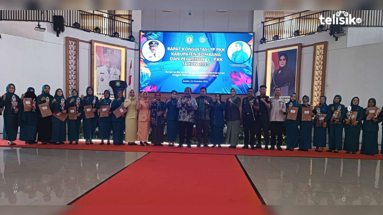 Pj Bupati Bombana, Burhanuddin dan Ketua PKK bersama pemenang lomba PKK per kategori. Foto: Melsandy Wauda/Telisik