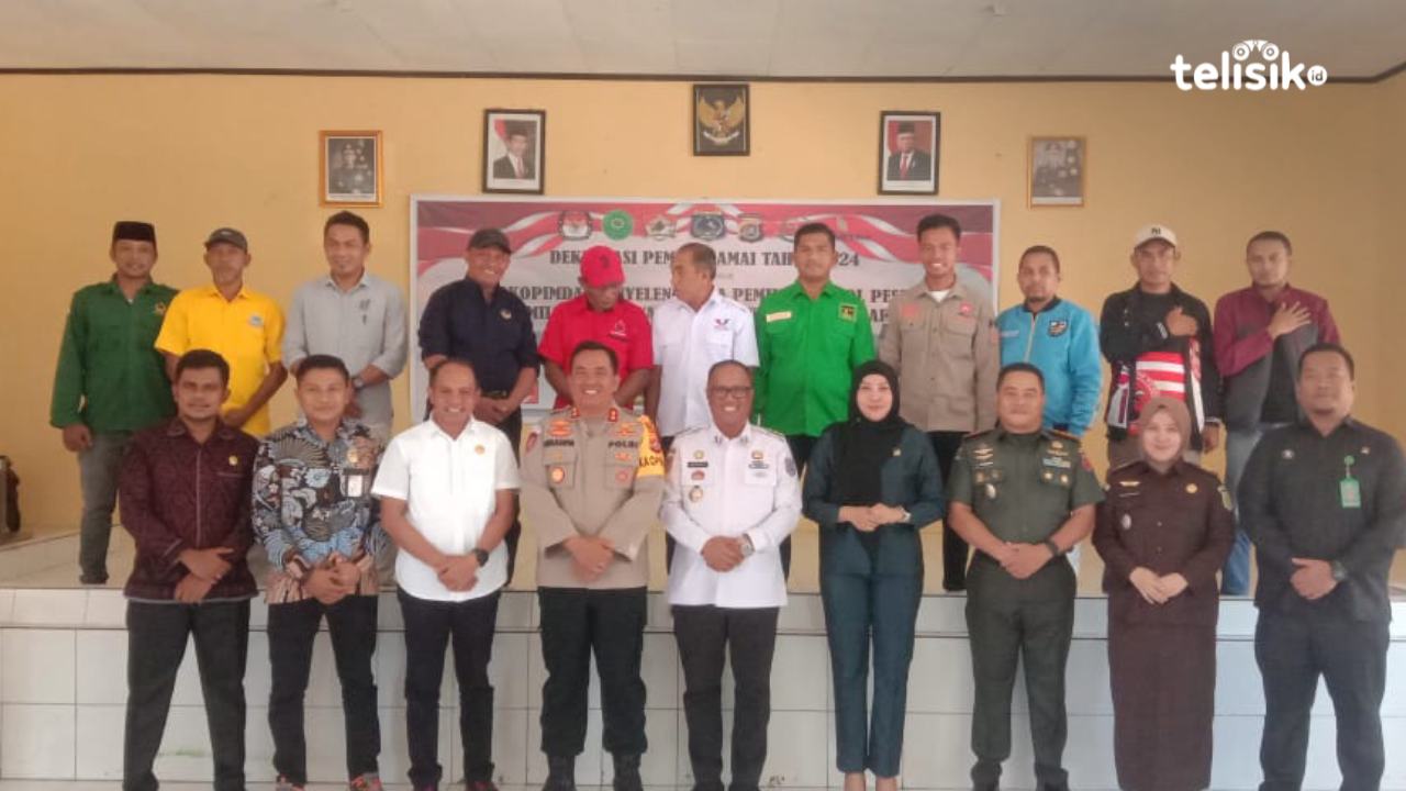 Kapolres Muna, AKBP Mulkaifin bersama Pj Bupati Muna Barat, penyelenggara pemilu, parpol, tokoh masyarakat dan pemuda, usai deklarasi pemilu damai. Foto: Sunaryo/Telisik