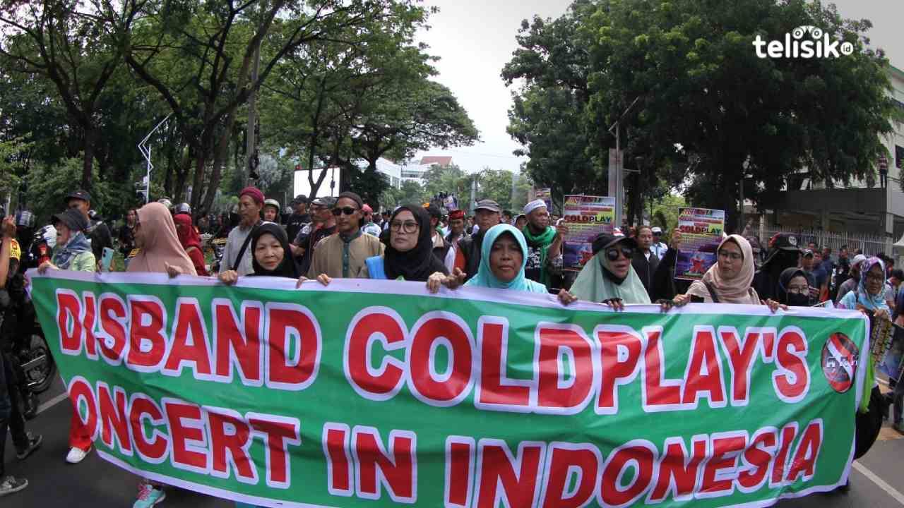 Massa Geranati LGBT melakukan aksi penolakan konser Coldplay di Jakarta dengan membawa spanduk dan berbagai poster di sekitar Stadion Gelora Bung Karno (GBK), Jakarta, Rabu (15/11/2023). Foto: Mustaqim/Telisik