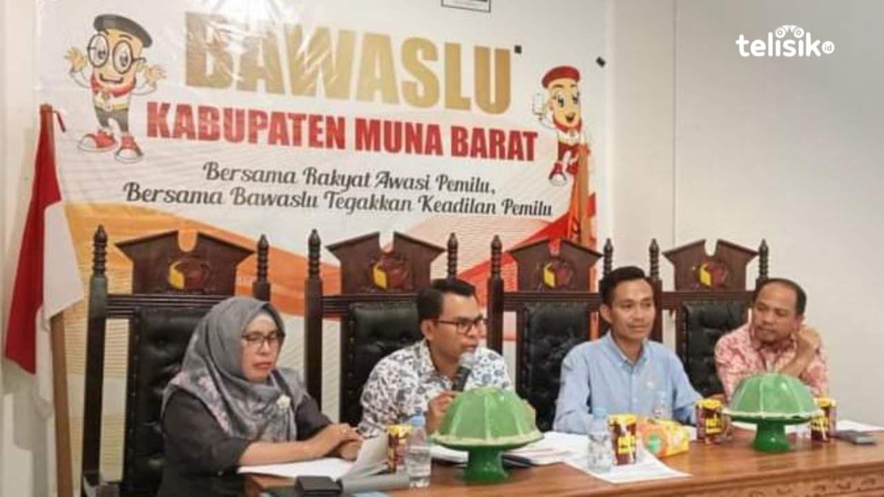 Komisioner Bawaslu Muna Barat mengimbau peserta pemilu menurunkan APK secara mandiri. Foto: Sunaryo/Telisik