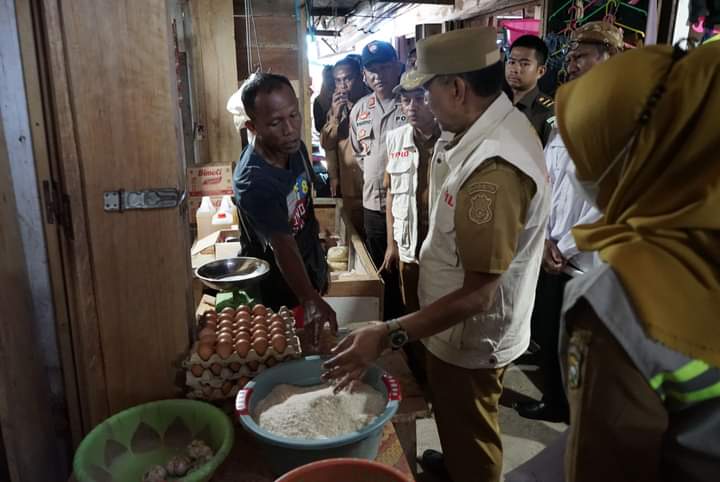 Pj Bupati Buton, La Ode Mustari saat meninjau langsung pasar tradisional. Foto: Ist.
