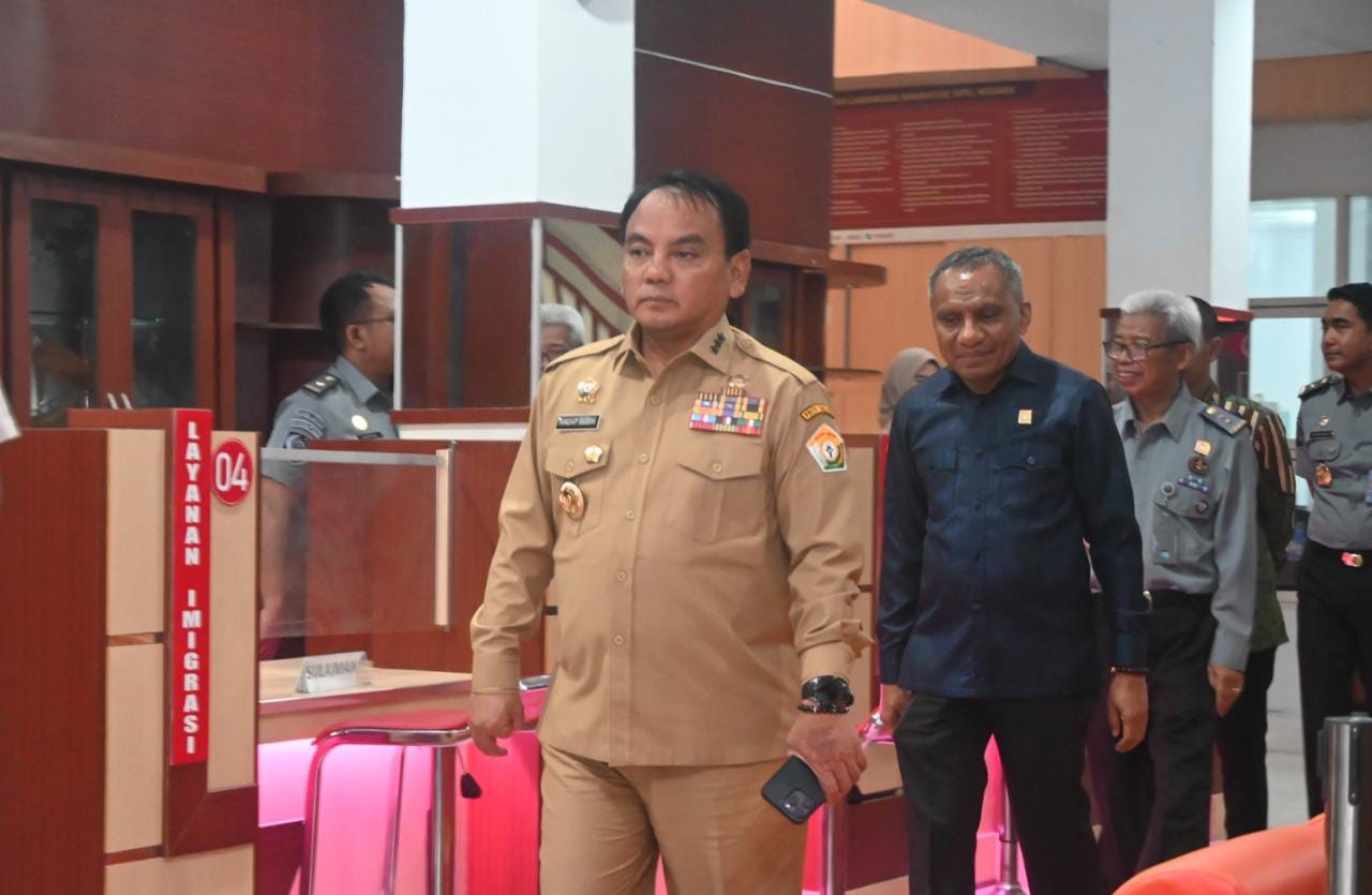 Didampingi Kepala Kantor Wilayah Kemenkumham Sulawesi Tenggara, Silvester Sili Laba beserta Kepala Divisi Administrasi, Sunu Teddy Maranto, Kepala Divisi Pemasyarakatan, H. Muslim, serta Kepala Divisi Keimigrasian, Sjachril, Pj. Gubernur mengelilingi area