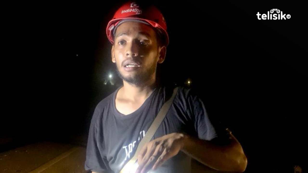 Leader Teknisi Telkom Akses Baubau, Amsar menjelaskan, tiang Indihome yang roboh sebabkan gangguan di beberapa wilayah Kota Baubau. Foto: Elfinasari/Telisik