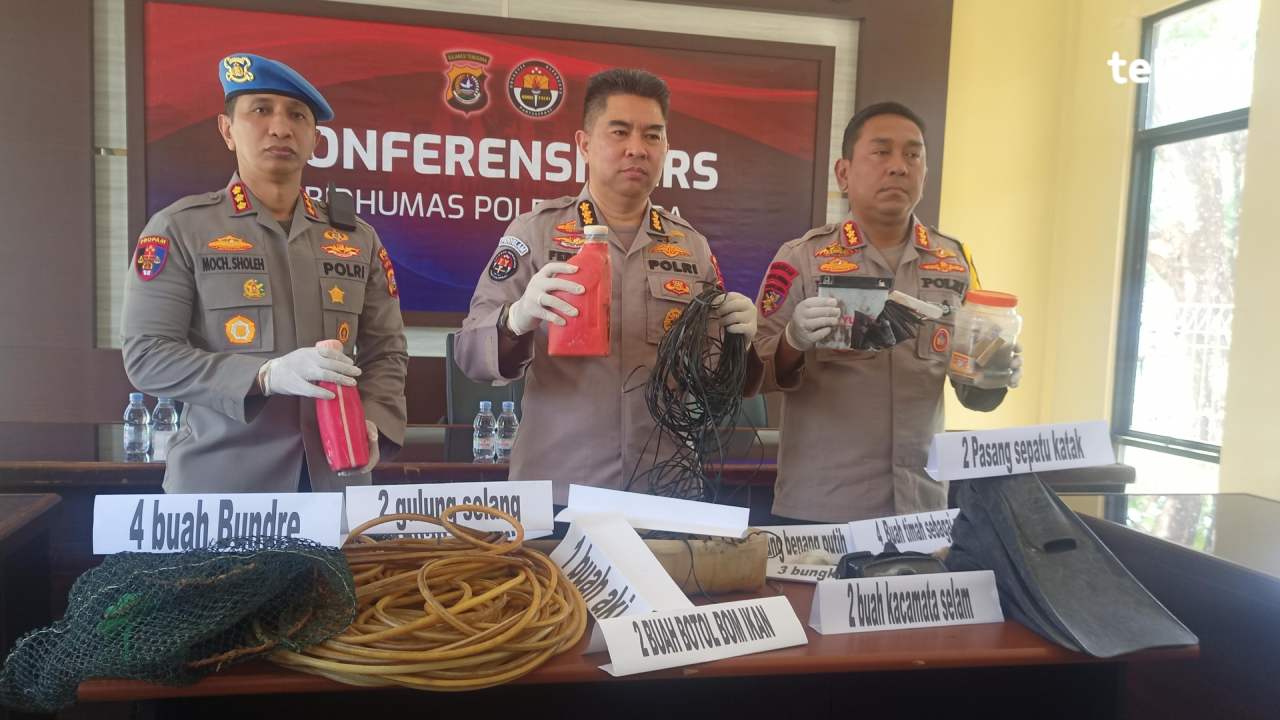 Kabid Propam, Kombes Pol Moch Shaleh (kiri), Kabid Humas, Kombes Pol Ferry Walintukan, (tengah) dan Dirpolair, Kombes Pol Faisal Florentinus (kanan) saat Konferensi pers di Balai Wartawan Polda Sulawesi Tenggara. Foto: Ahmad Jaelani/Telisik