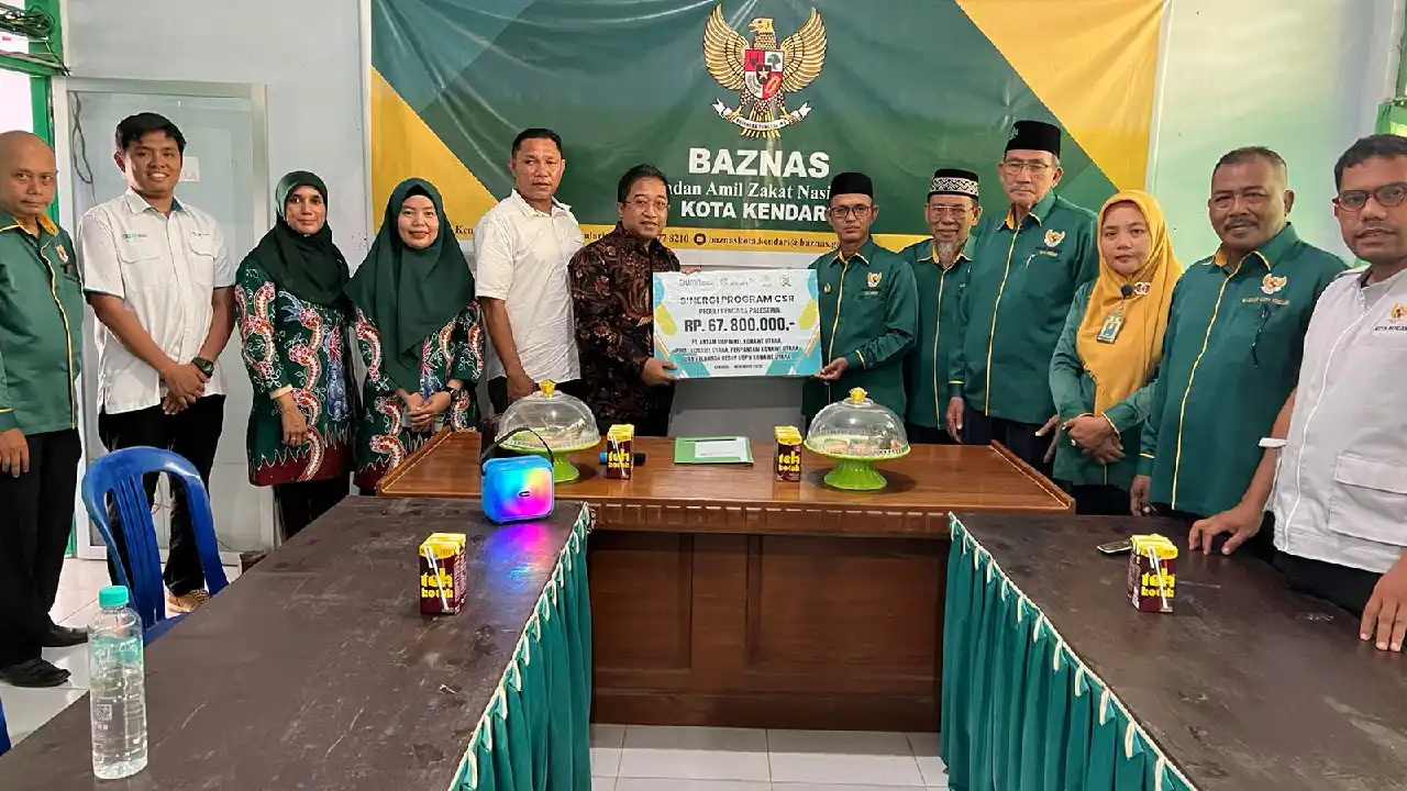 Penyerahan secara simbolis bantuan peduli bencana kemanusian Palestina melalui Badan Amil Zakat Nasional Kota Kendari, yang diserahkan secara simbolis oleh General Manager UBPN Konawe Utara kepada Ketua Baznas Kota Kendari. Foto: Ist.