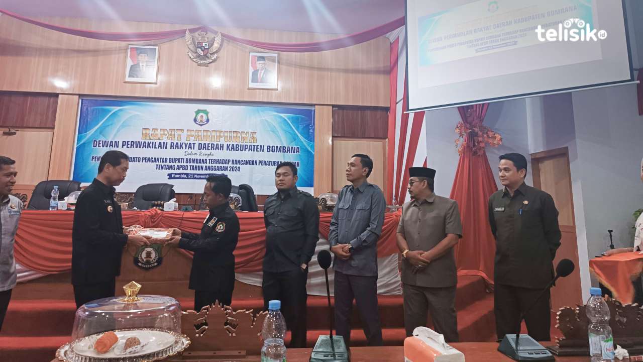 Pemda dan anggota DPRD Bombana dalam rapat paripurna APBD 2024. Foto: Melsandy Wauda/Telisik